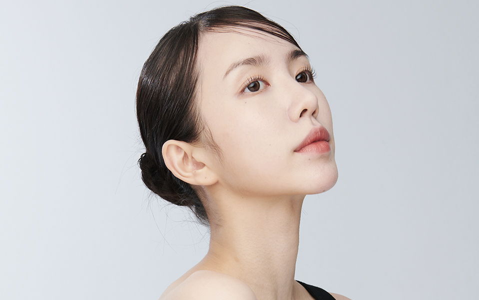 Gambar ilustrasi Operasi Revisi Kontur Wajah NANA Plastic Surgery, menampilkan wanita dengan kontur wajah yang tampak natural dan lebih proporsional setelah operasi revisi.