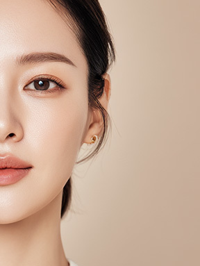 Gambar hasil Operasi Revisi Kontur Wajah di NANA Plastic Surgery, menampilkan wajah wanita dari tampak depan dengan garis wajah yang diperbaiki secara seimbang dan natural melalui keahlian dalam operasi revisi kontur wajah.