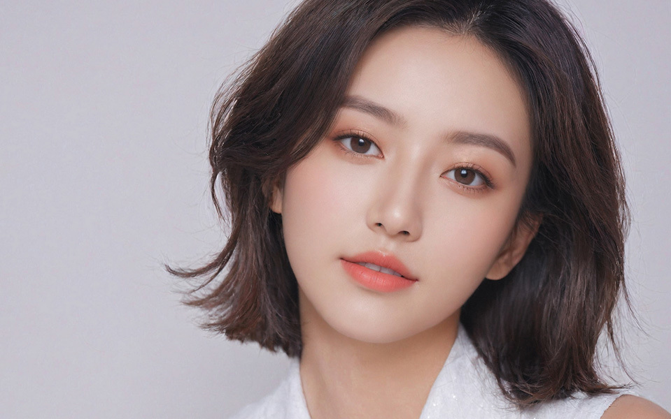 Model yang menunjukkan prosedur Bulbous Nose di NANA Plastic Surgery untuk membuat hidung yang tampak melebar menjadi lebih ramping.