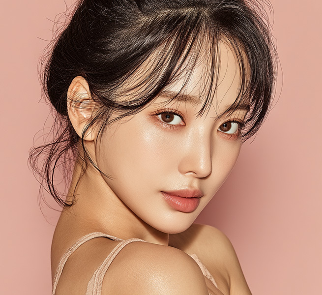 Gambar Q&A Forehead Reduction NANA Plastic Surgery, menampilkan wajah wanita dari tampak depan dengan garis dahi dan hairline yang terlihat lebih rapi dan natural.
