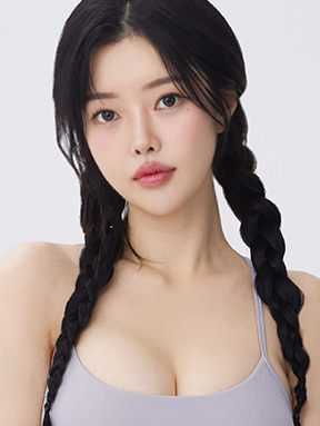 Model wanita dengan garis wajah V-line yang lebih ramping dan halus setelah menjalani Kontur Wajah 2 Sisi.