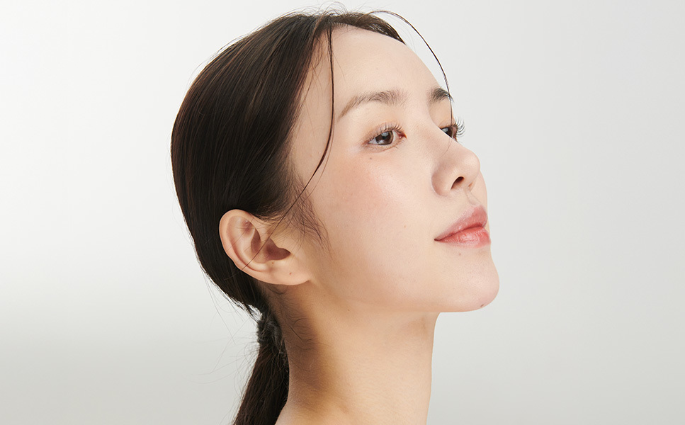 Model Wanita NANA untuk Operasi Rahang Kotak dengan garis rahang yang natural dan lebih tegas tanpa sudut kedua.