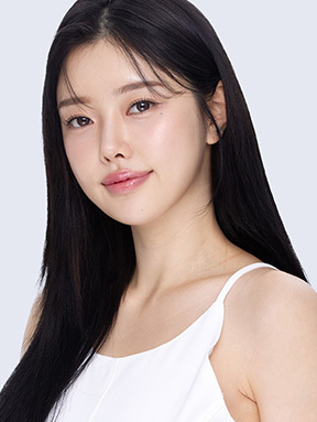 Model wanita dengan garis wajah yang natural dan proporsional setelah menjalani Kontur Wajah 3 Sisi.