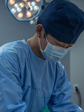 Gambar proses Operasi Revisi Kontur Wajah di NANA Plastic Surgery, menampilkan tim medis yang melakukan operasi dengan aman untuk membantu meminimalkan risiko efek samping.