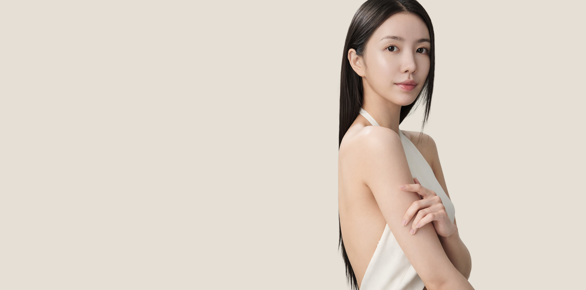 Model wanita yang menampilkan efek lifting NANA untuk membantu menciptakan garis wajah yang lebih fresh dengan meningkatkan elastisitas dari dalam kulit.