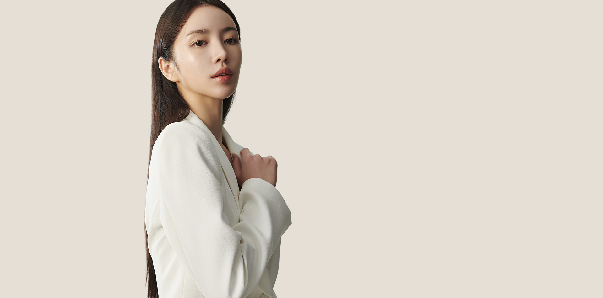 Gambar banner utama operasi kontur wajah NANA yang menampilkan garis wajah natural dan berdimensi.
