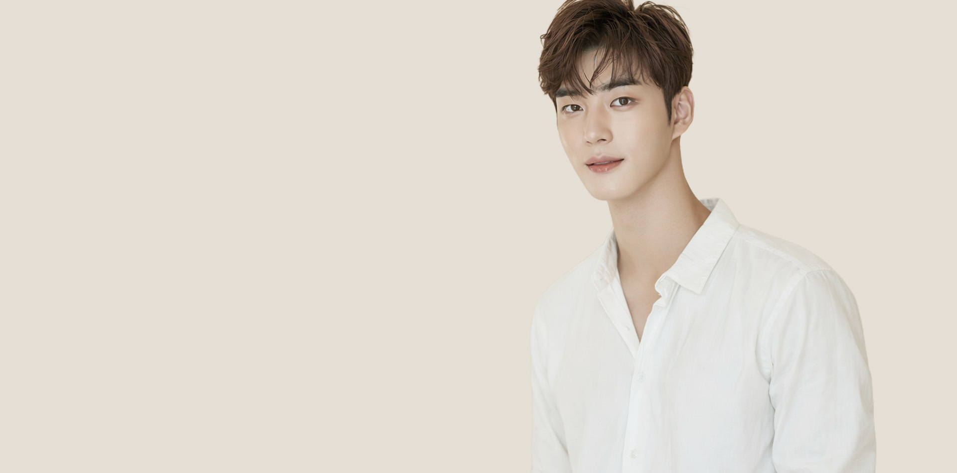 Model pria yang menampilkan hasil operasi plastik dengan keseimbangan wajah yang ideal dan daya tarik maskulin yang natural.