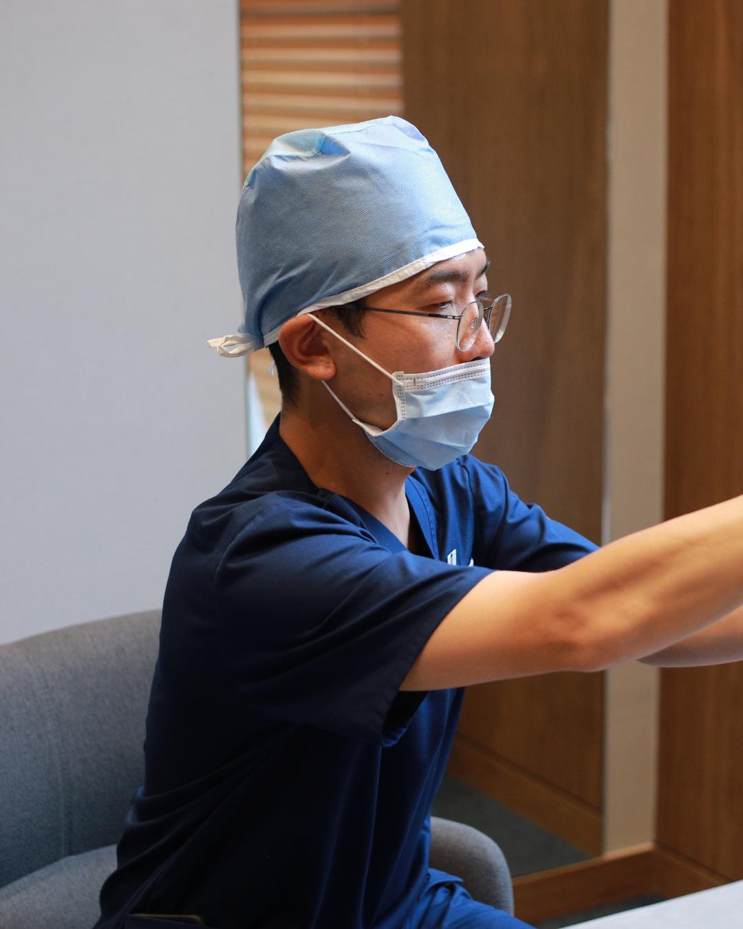 Facelift specialist at NANA Plastic Surgery Korea during a one-on-one consultation with an international patient