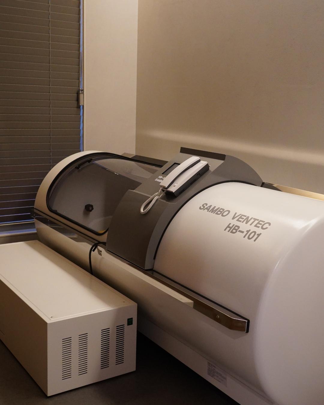 Hyperbaric oxygen chamber for post-surgery recovery, part of NANA Plastic Surgery's VIP aftercare in Seoul
